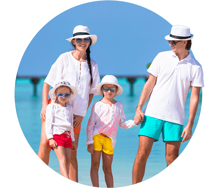 Personas en la playa felices viajando con Gran Azul